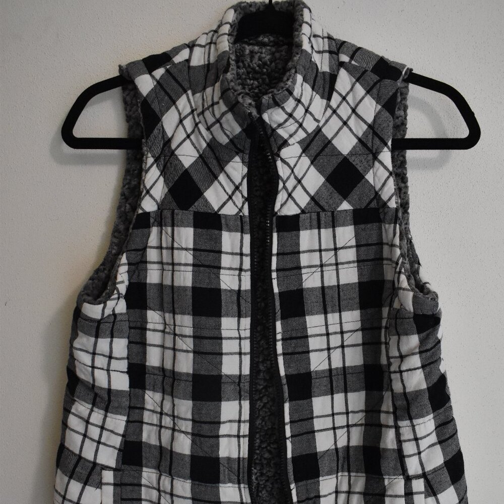 Maurices Reversible Womens Winter Vest Medium Black and White Plaid/Sherpa